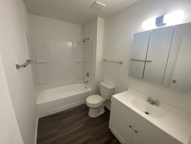 Foto del edificio - Cozy Condo Available NOW!