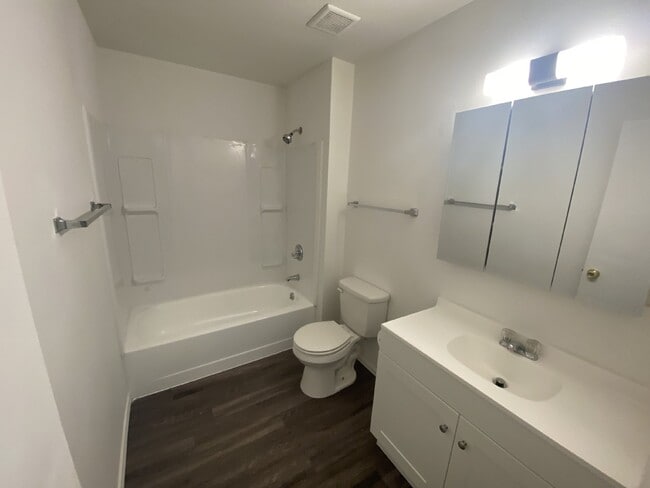 Building Photo - Cozy Condo Available NOW!