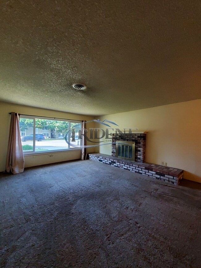 Building Photo - (2526m) 231 E. 18th St/ 1806 Sampson