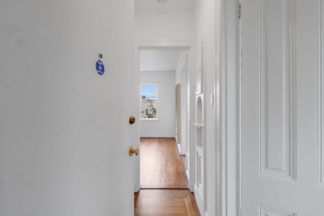 Building Photo - Newly remodeled top floor, pet friendly 1B...