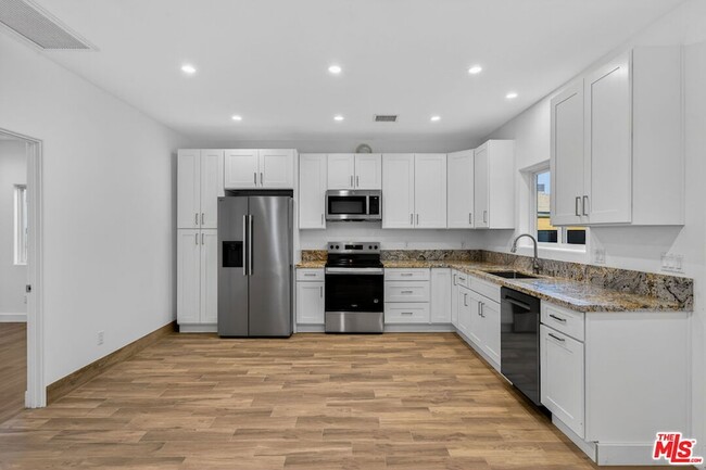 Foto del edificio - 17625 Burbank Blvd