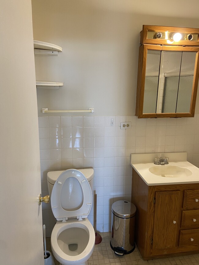 bathroom - 6325 N Sheridan Rd