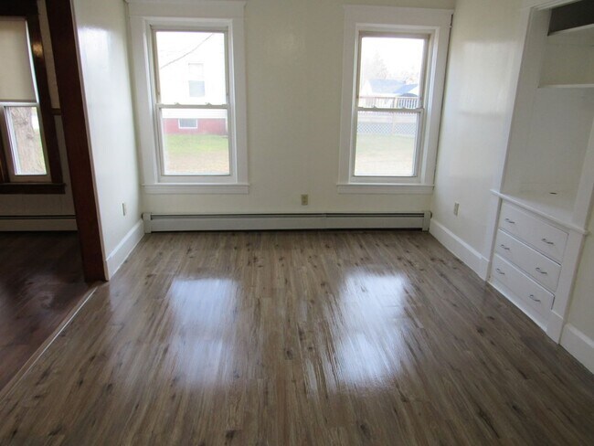 Building Photo - 54 Pleasant St