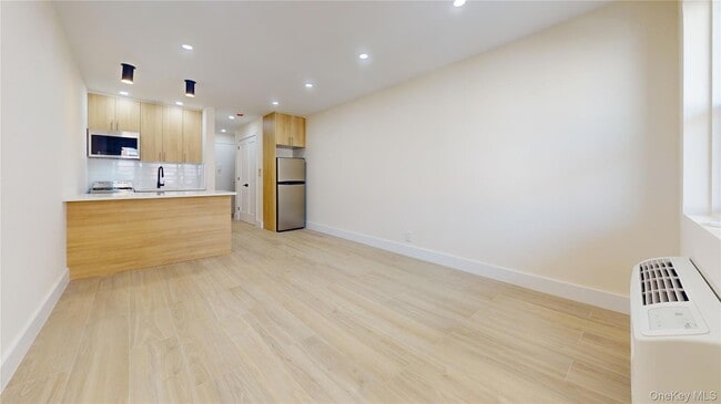 Building Photo - 63-52 Saunders Street Unit 2B