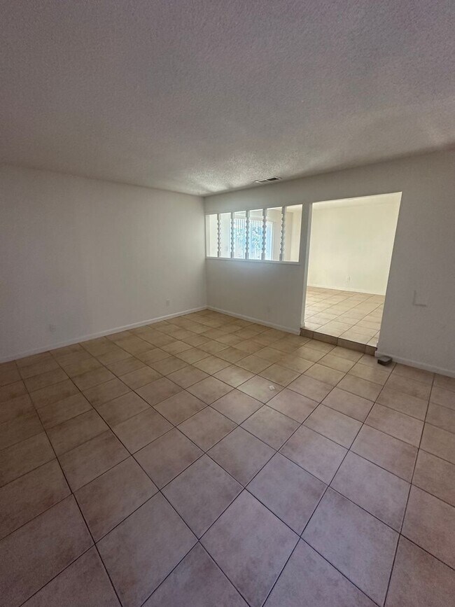 Foto del edificio - 3005-3007 Carver Rd.