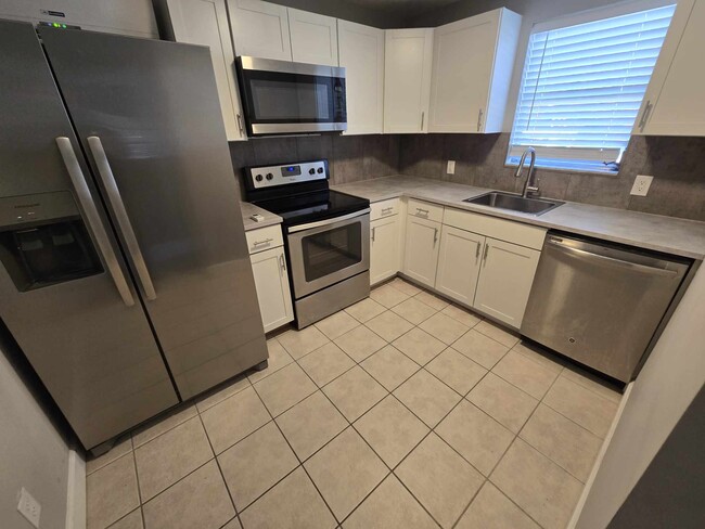 kitchen - 3301 W Woodlawn Ave