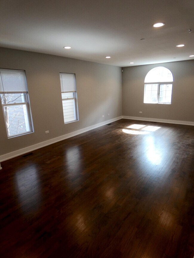 Photo - 1730 W Nelson St (Chicago, IL) Apartment