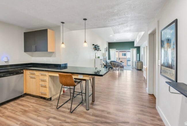 Building Photo - 725 S 200 W