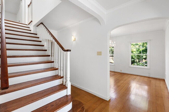 Foto del edificio - Forest Hill: Bright Updated Single Family Home with Garage, Backyard & Storage