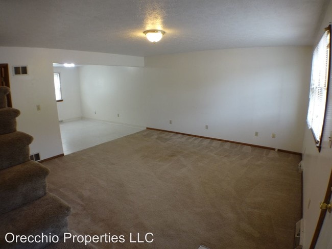 Building Photo - 120 Karen Way