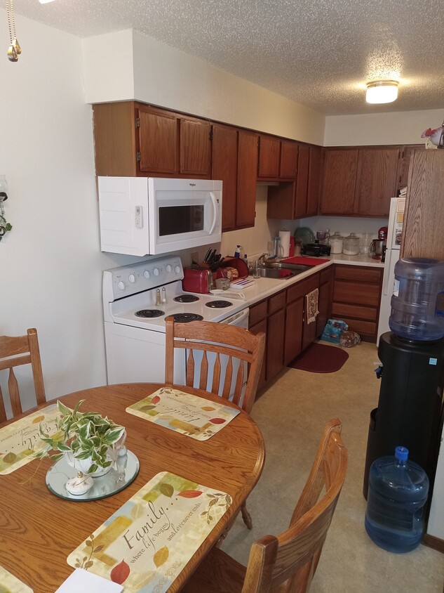 Kitchen/dinning room - 216 Mamie Eisenhower Ave