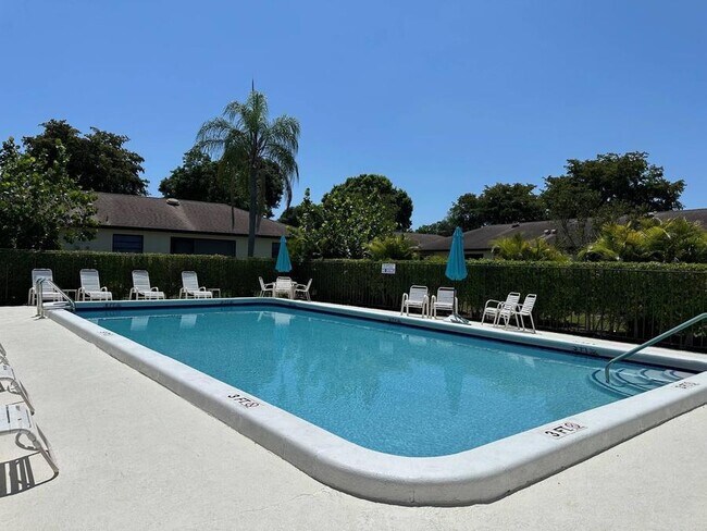 Foto del edificio - 4660 Greentree Pl