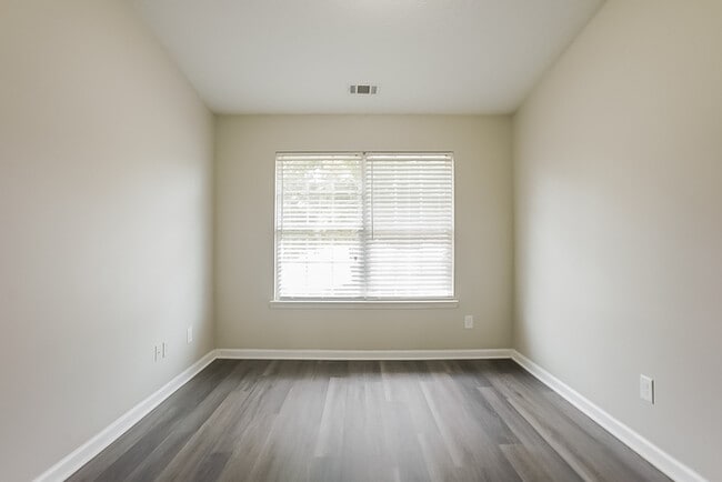 Building Photo - 815 Westlawn Dr