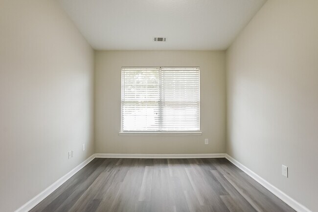 Foto del edificio - 815 Westlawn Dr