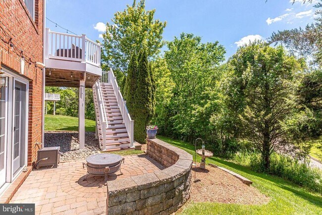 Foto del edificio - 15705 Rothschild Ct