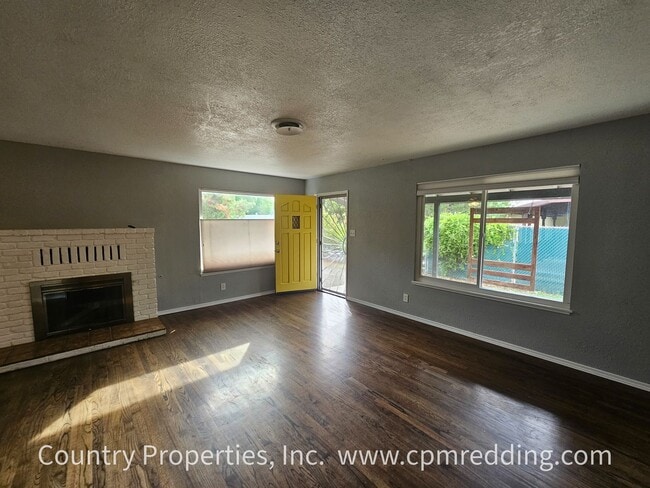 Building Photo - Garden Tract 3-Bedroom House with Hardwood...