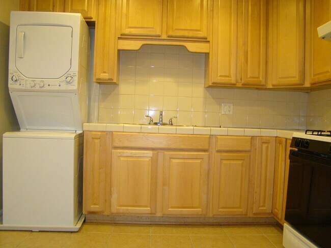 Foto del edificio - Single family 2 bedroom 1 bath, washer/dryer in unit