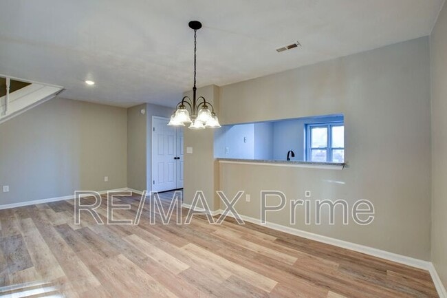 Building Photo - 740 S Lake Cir