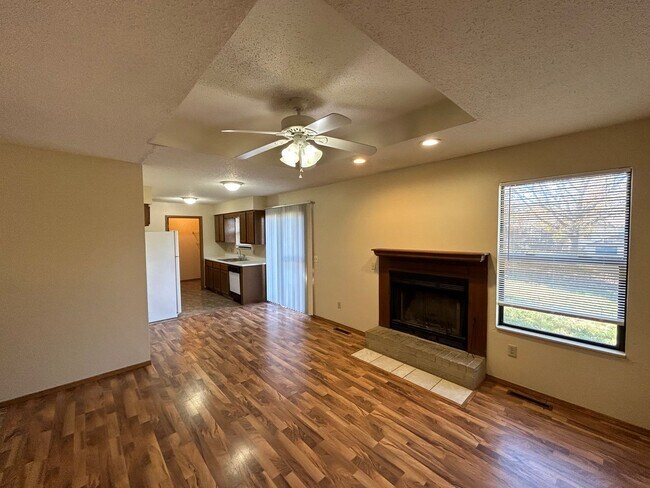 Building Photo - 3 Bedroom with Garage! BRAND NEW WINDOWS!