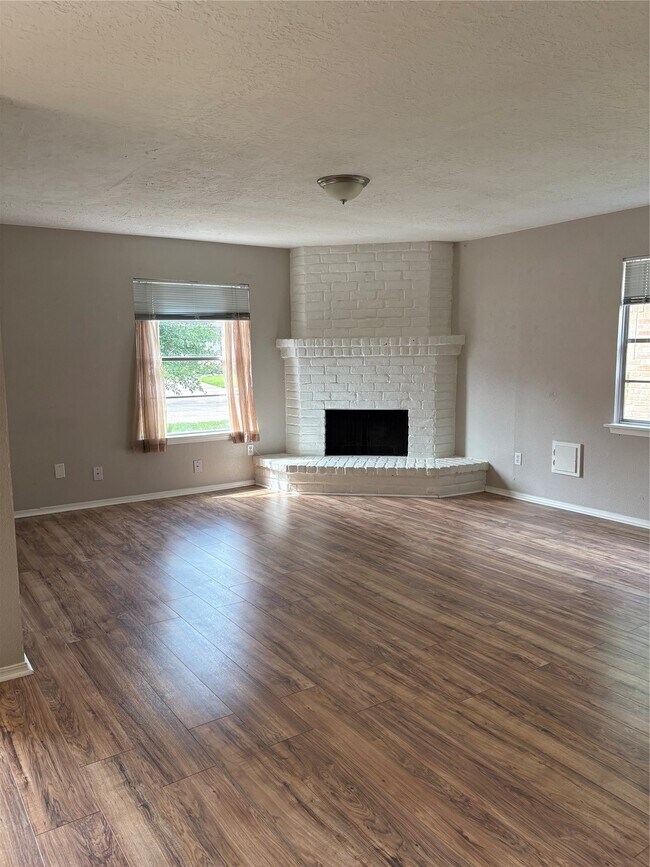 Foto del edificio - 927 Three Forks Dr