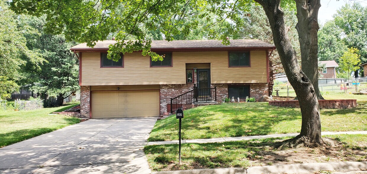 Foto principal - 820 Indian Hills Dr