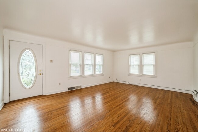 Building Photo - 1282 River Dr