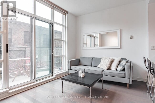 Photo du bâtiment - 901-901 Queen St W