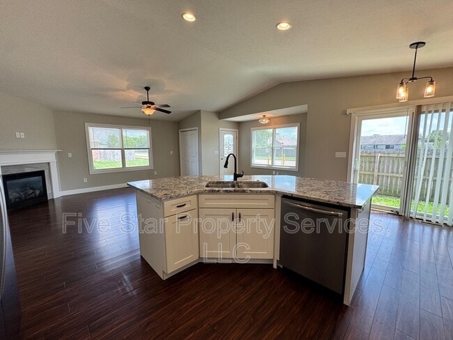Building Photo - 1203 Hawthorn Ct