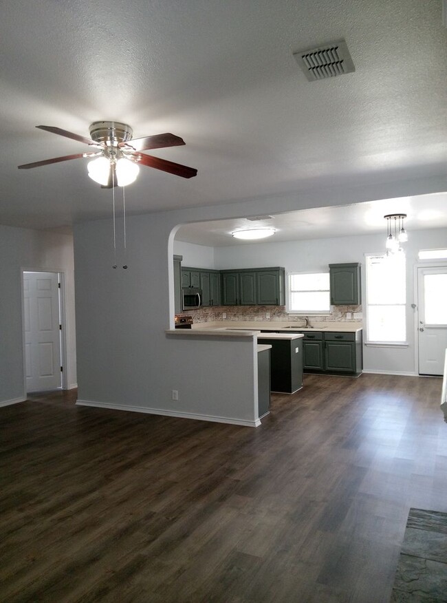 Foto del edificio - Beautiful and Spacious 3bdrm/2bath 2 car g...