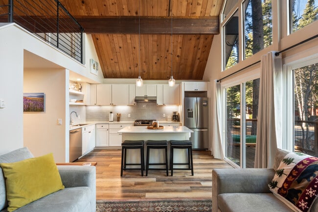 Building Photo - 319 Pine St