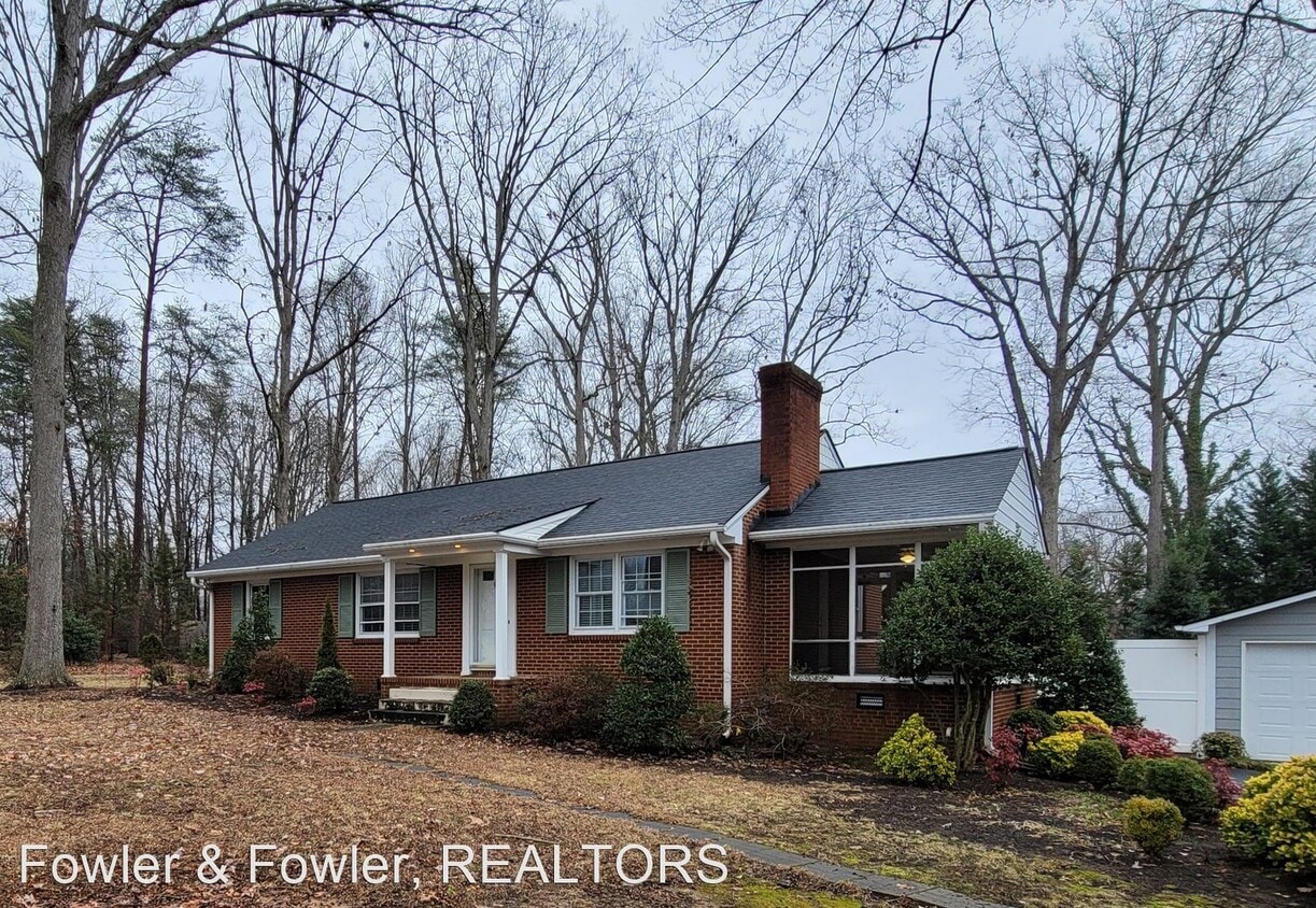 Primary Photo - 3 br, 1.5 bath House - 301 Meadowood St