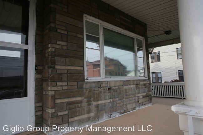 Building Photo - 126 10th Ave