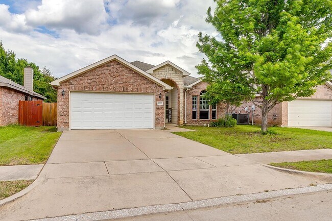 Building Photo - Amazing 3 Bed, 2 Bath Awaiting New Tenants- Burleson ISD- 76028