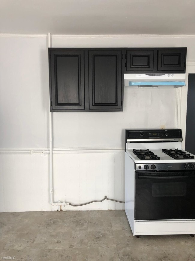 Building Photo - 2 br, 1 bath  - 199 Saltonstall Ave Unit 3