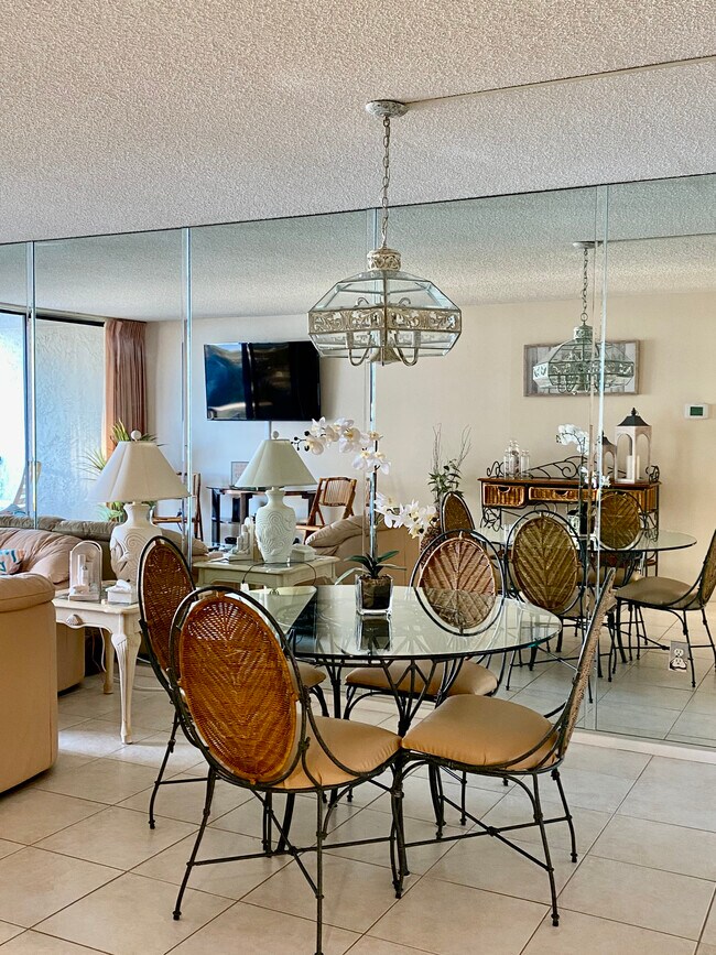 Comedor - 450 S Gulfview Blvd