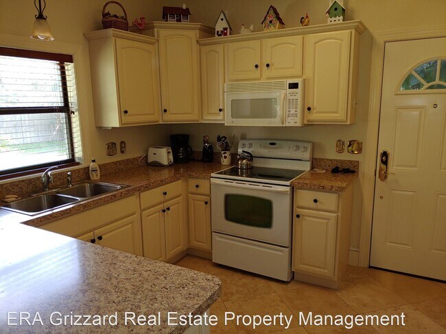 Building Photo - 2 br, 1.5 bath House - 650 Forest Lane (Rear)