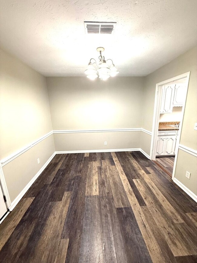 Building Photo - ** 3 Bed 2.5 Bath located close to Shakespear park ** Call 334-366-9198 to schedule a self-showin...