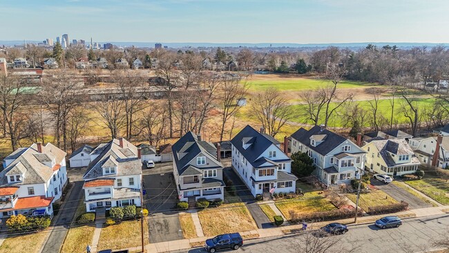 Foto del edificio - 58 Maplewood Ave