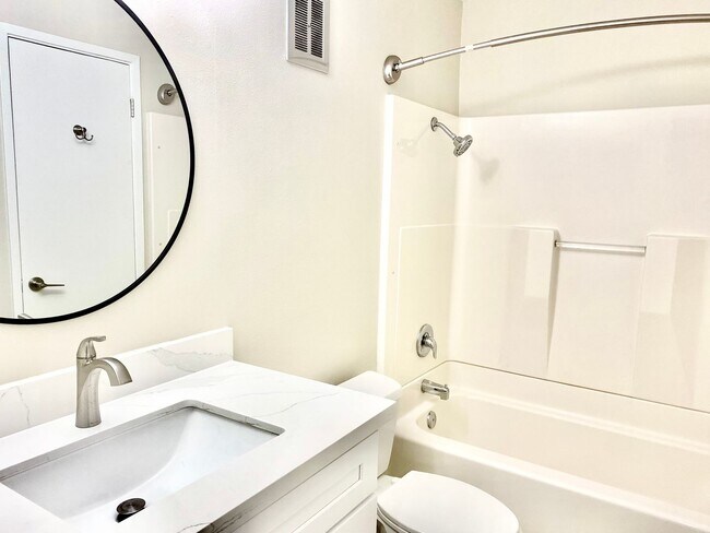Foto del edificio - Freshly Renovated 1 Bedroom Townhouse with...