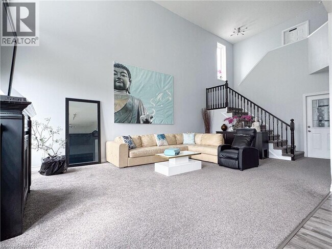 Photo du bâtiment - 215 Pine Valley Dr