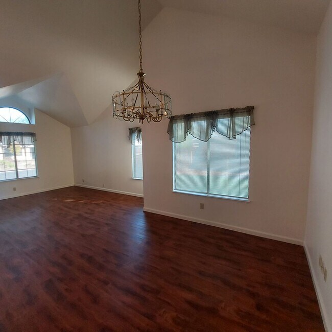 Foto del edificio - Nice 3bed and 2 bath home; excellent Roseville location