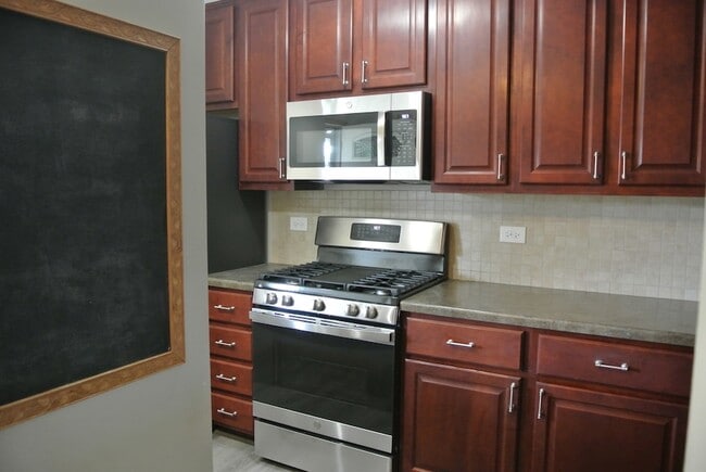Building Photo - 118 Colonial Pkwy