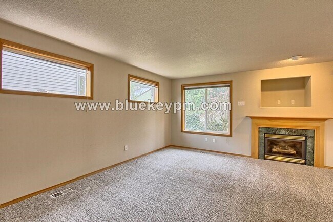 Building Photo - 3 bed 2.5 Bath Townhome in Evergreen Neigh...
