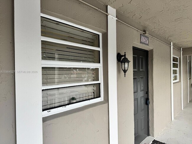 Foto del edificio - 11207 Royal Palm Blvd