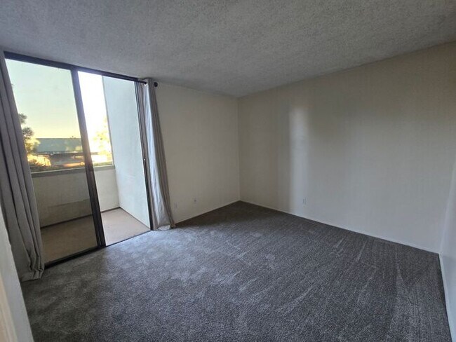 Foto del edificio - Discover this well-appointed 2-bedroom, 1.5-bath condo in San Diego