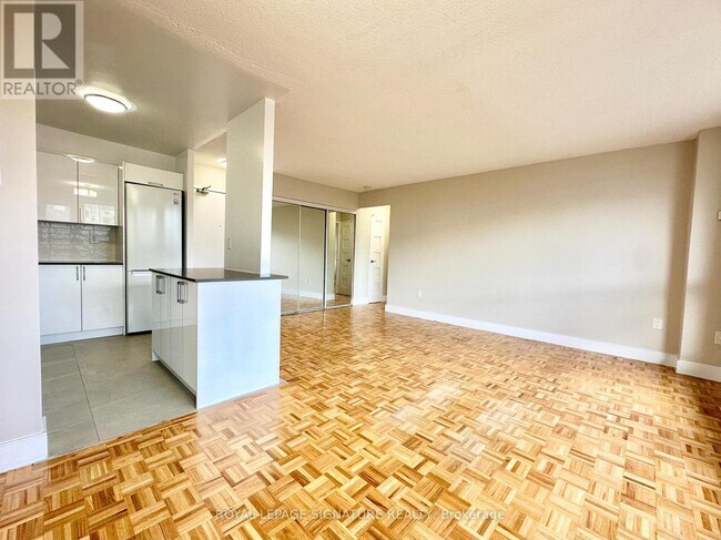 Photo du bâtiment - 666 Spadina Ave.