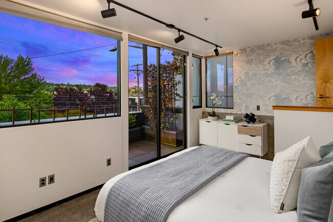 Foto del edificio - 1707B Dexter Ave N