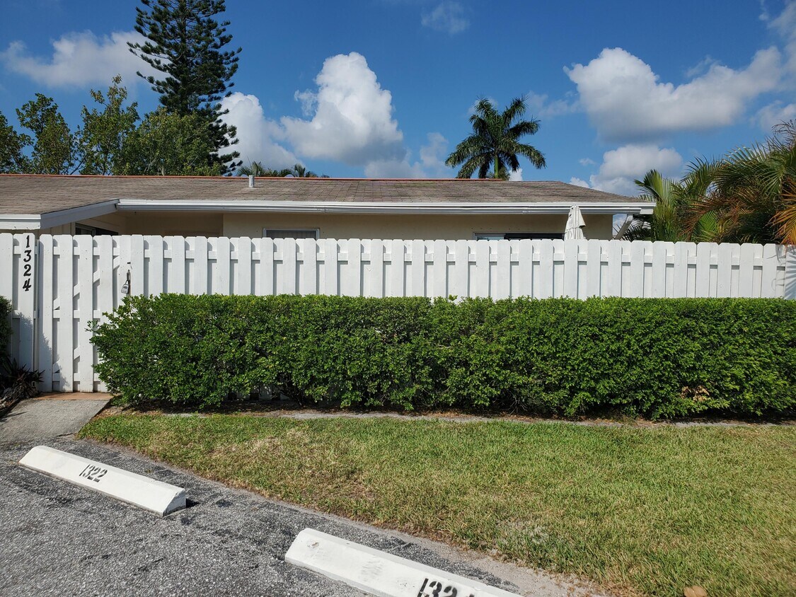 Foto principal - 1324 Arapaho St