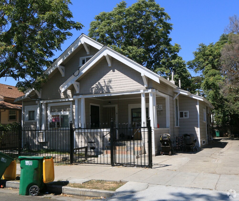 Building Photo - 427 E Acacia St