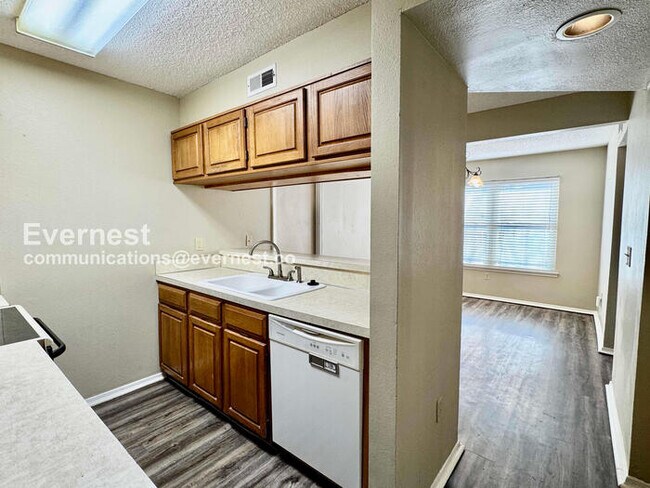 Foto del edificio - 3 Bed, 2 Bath Townhome with Fenced Yard & Garage / Pet-Friendly / Available Now!